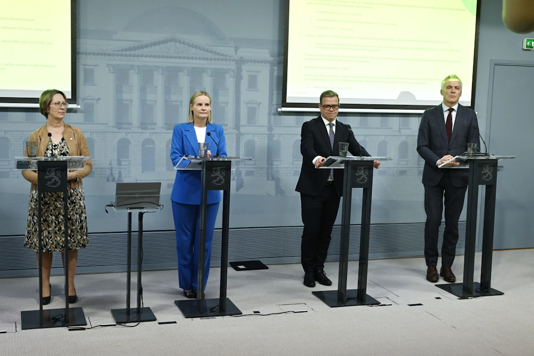 Hallitus päätti puoliväliriihessä keventää esimerkiksi palkansaajien ja yritysten verotusta. Huhtikuun tiedotustilaisuudessa puhuivat maa- ja metsätalousministeri Sari Essayah, valtiovarainministeri Riikka Purra, pääministeri Petteri Orpo ja opetusministeri Anders Adlercreutz. LEHTIKUVA / JUSSI NUKARI.