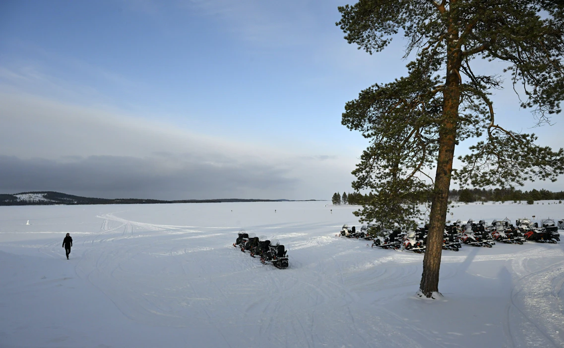 Biotalouden palveluihin luetaan mukaan luontomatkailu ja luonnon virkistyskäyttö, metsästys ja kalastus. LEHTIKUVA / Markku Ulander.