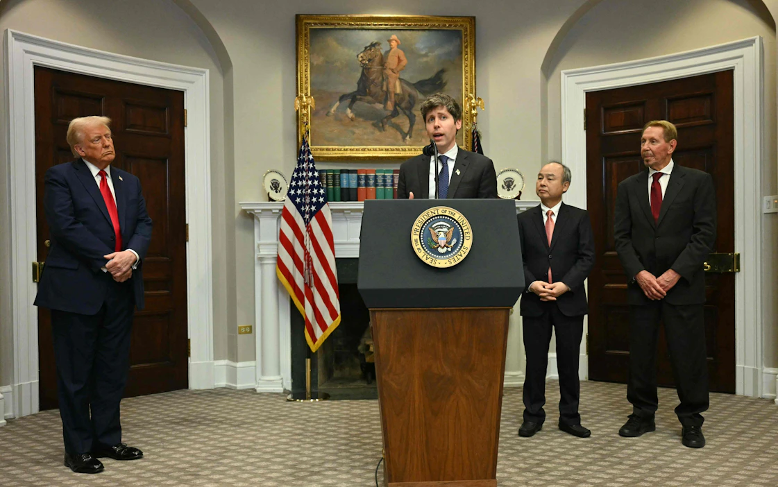 OpenAI:n toimitusjohtaja Sam Altman, SoftBankin johtaja Masayoshi Son ja Oraclen perustaja Larry Ellison osallistuivat Valkoisessa talossa järjestettyyn julkistustilaisuuteen presidentti Donald Trumpin rinnalla. LEHTIKUVA/AFP.