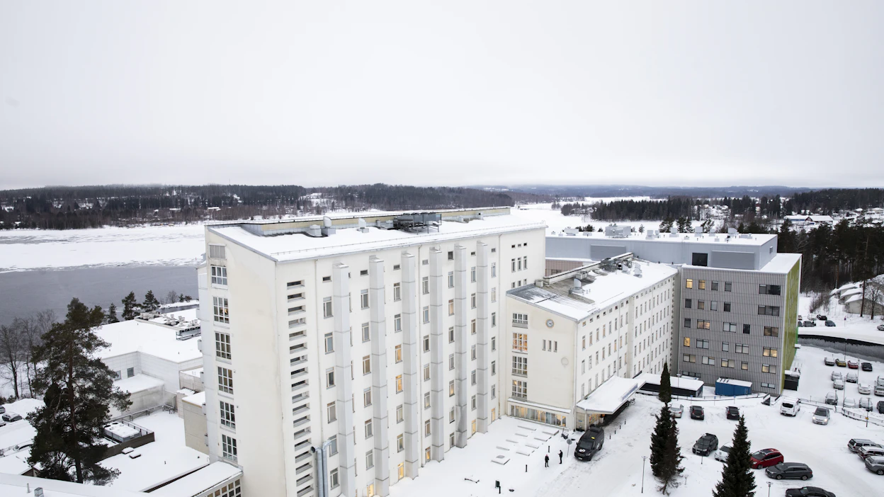 Etelä-Savon hyvinvointialueella ei suunnitella sote-asemien lakkauttamista, mutta Petteri Orpon (kok.) hallituksen päätöksellä lopettaa Savonlinnan sairaalan erillisrahoitus on negatiivinen vaikutus palvelutasoon.