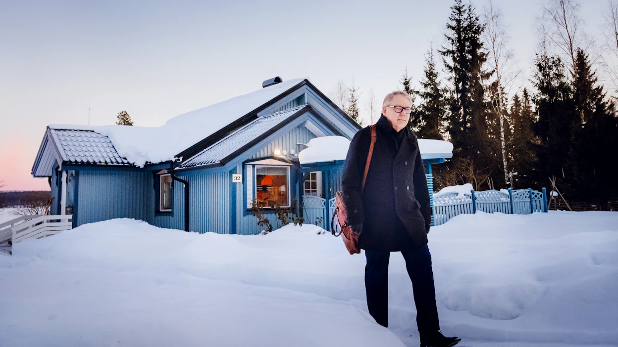 Kari Korhonen esittelee kahdeksan kilometrin päässä Kajaanista Nuasjärven rannalla sijaitsevaa peruskorjattua taloa, jonka hintapyyntö on 315 000 euroa. Tontilla on savu- ja rantasauna ja veneyhteys Kajaanin keskustaan. ”Kiinteistö soveltuu ympärivuotiseen käyttöön, ja sille on saatu poikkeamislupa omakotitaloksi.”
