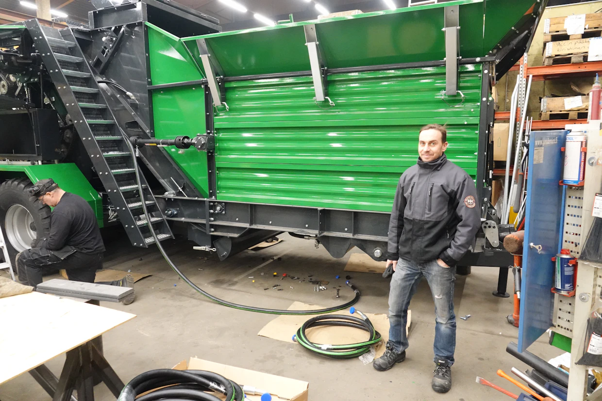 Mauri Autio kertoo, että takana olevan Hollantiin menossa oleva maissipaalain on Agronicin suurimpia koneita.