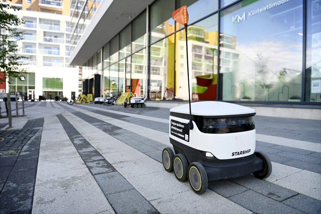 Ruuhkaiset keskustat ovat robotille hankalia, koska se ei pysty kommunikoimaan muiden liikenteessä liikkujien kanssa. Toistaiseksi ruokaostokset saa robotin kotiin kuljettamana vain Espoossa. LEHTIKUVA / Antti Aimo-Koivisto.