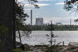 Luodon kunnan Risöstä näkyvät hyvin sekä UPM:n sellutehdas että BillerudKorsnäsin Pietarsaaren tehdas.