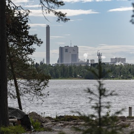 Luodon kunnan Risöstä näkyvät hyvin sekä UPM:n sellutehdas että BillerudKorsnäsin Pietarsaaren tehdas.