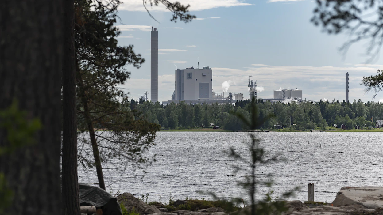 Luodon kunnan Risöstä näkyvät hyvin sekä UPM:n sellutehdas että BillerudKorsnäsin Pietarsaaren tehdas.