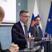”Julkinen talous nousee piinallisen hitaasti”, arvioi valtiovarainministeriön osastopäällikkö Mikko Spolander (keskellä) esitellessään ministeriön syksyn talousennusteen. Finanssineuvokset Jenni Pääkkönen (vas.) ja Janne Huovari talousennusteen julkistustilaisuudessa.