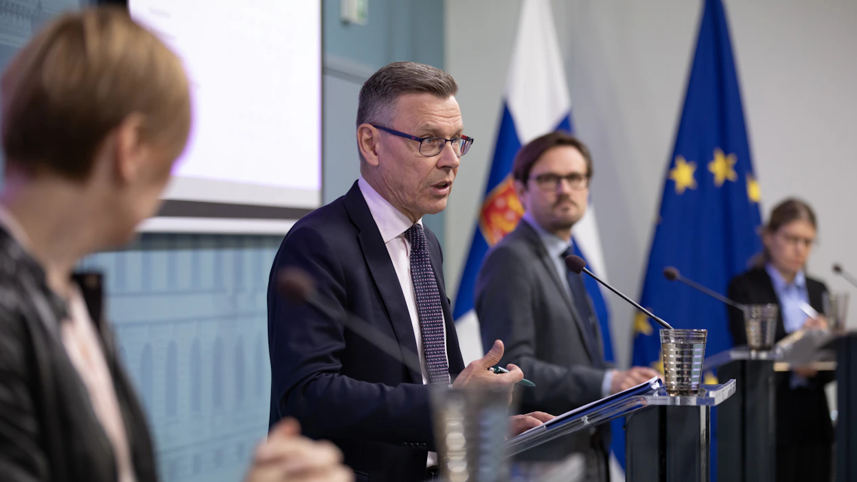 ”Julkinen talous nousee piinallisen hitaasti”, arvioi valtiovarainministeriön osastopäällikkö Mikko Spolander (keskellä) esitellessään ministeriön syksyn talousennusteen. Finanssineuvokset Jenni Pääkkönen (vas.) ja Janne Huovari talousennusteen julkistustilaisuudessa.