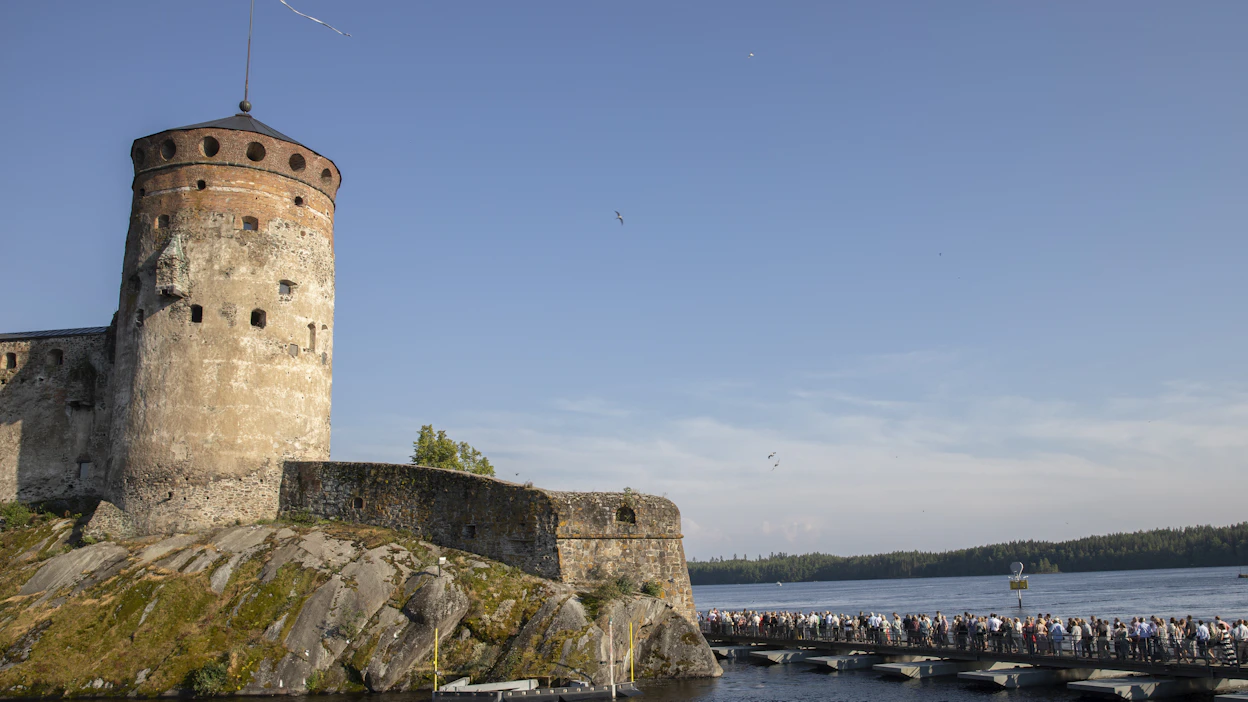 Olavinlinnan ainutlaatuisessa ympäristössä järjestetyt Savonlinnan Oopperajuhlat keräsivät tänäkin vuonna paljon vierailijoita.