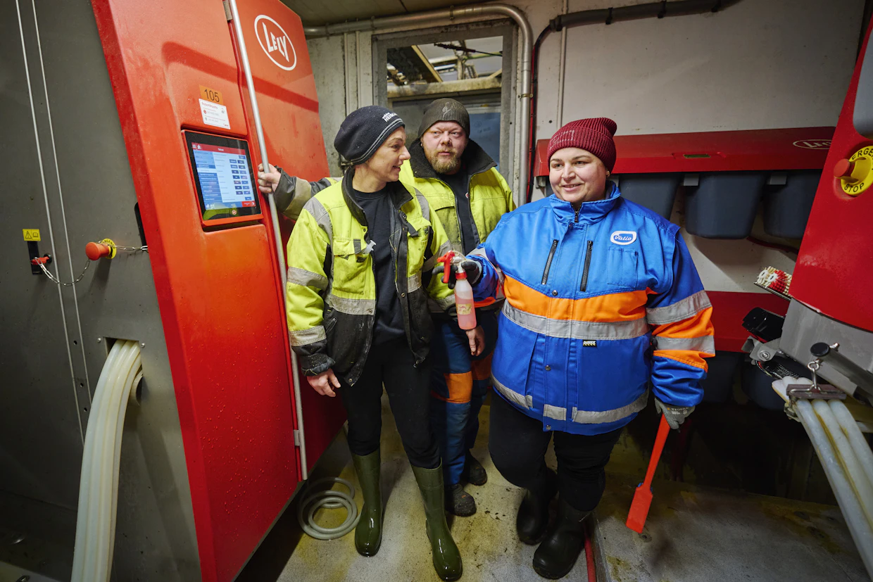 Svitlana Loiva (kuvassa vasemmalla), Joni Loiva ja Tatiana Braga pesivät navetan lypsyrobottia. Loivan tilalla on tällä hetkellä yhdeksän työntekijää, joista neljä on Moldovasta ja yksi Ukrainasta.