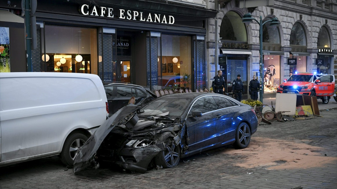 Pohjoisesplanadilla vappuna kaahannut kuljettaja törmäsi useisiin autoihin.