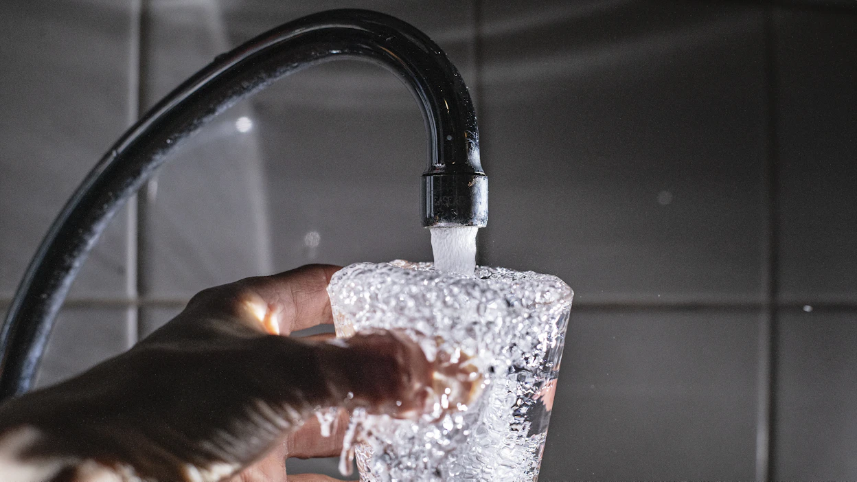 Legionella-tartuntojen ehkäisemiseksi talousveden on oltava riittävän kylmää, enintään 20-asteista, ja lämpimän käyttöveden puolestaan yli 55-asteista.