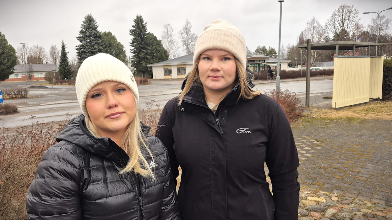 Puheenjohtaja Aurora Mäki ja Aamu Rintamäki lukion oppilaskunnasta kehuvat Ylistaron oppimistuloksia.