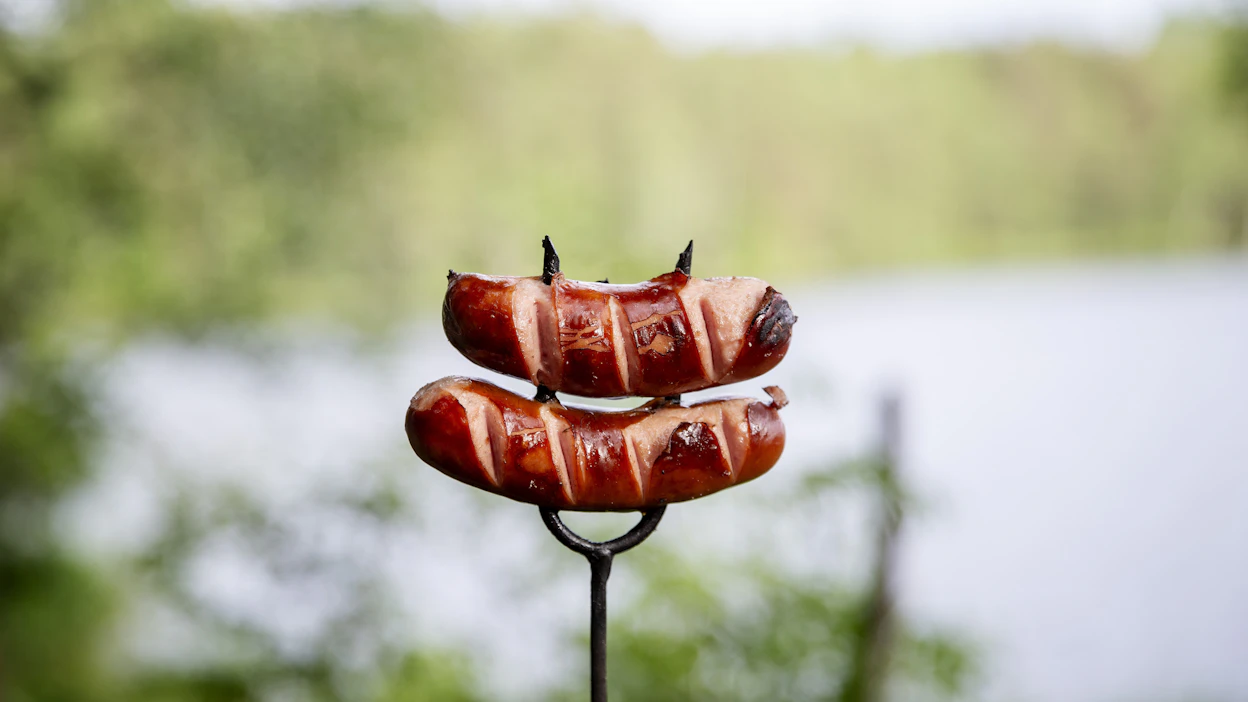 Monet grillaajat pistävät makkaroihin viiltoja, vaikka ne voivat joidenkin näkemyksien mukaan haitata makuelämystä.