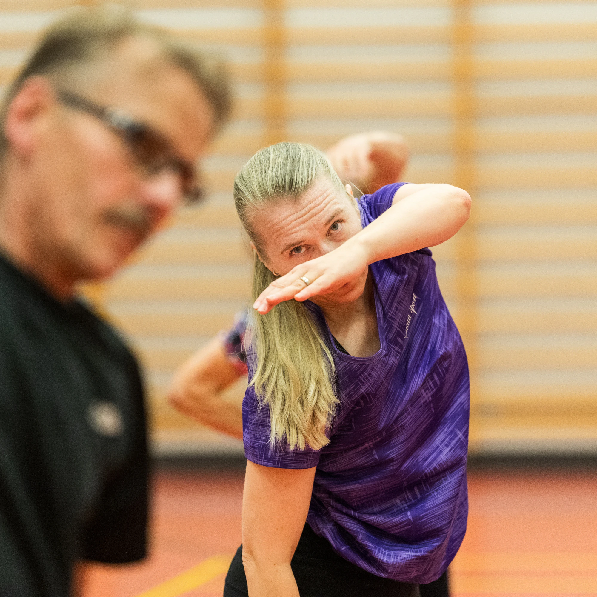 Mari Vauhkoselle kansalaisopiston liikuntaryhmät Sotkuman kyläkoululla Polvijärvellä ovat tärkeitä harrastuksia. Ryhmäliikunta on lähellä sydäntä ja aikaa säästyy, kun työpäivän jälkeen ei tarvitse lähteä ajelemaan. ”Tiistai on hikitreenipäivä.”