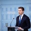 Puolustusministeri Antti Häkkänen ydinenergialain muutosta koskevassa tiedotustilaisuudessa 5.3.