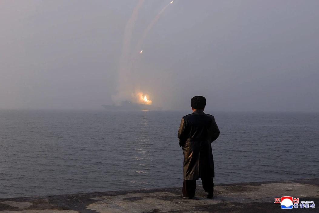 Pohjois-Korean virallisen uutistoimiston maaliskuun alussa jakama kuva, jossa maan johtaja Kim Jong-un seuraa ohjuskoetta. Uutistoimisto AFP sanoo, ettei voi riippumattomasti vahvistaa kuvan sisältöä ja autenttisuutta. LEHTIKUVA / AFP / KCNA VIA KNS.
