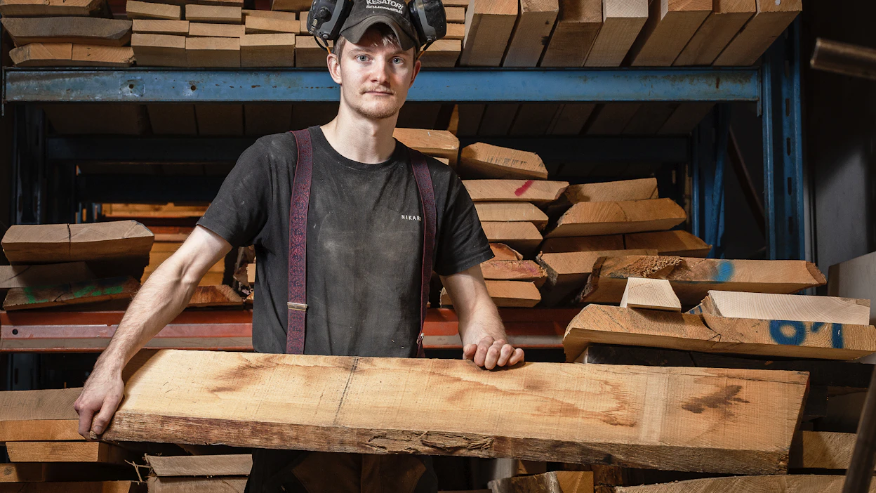 Ilo Pesonen kertoo leikkineensä pienenä lähinnä legoilla. ”Joskus viisivuotiaana sain ruostuneen Mora-puukon”, hän kertoo.