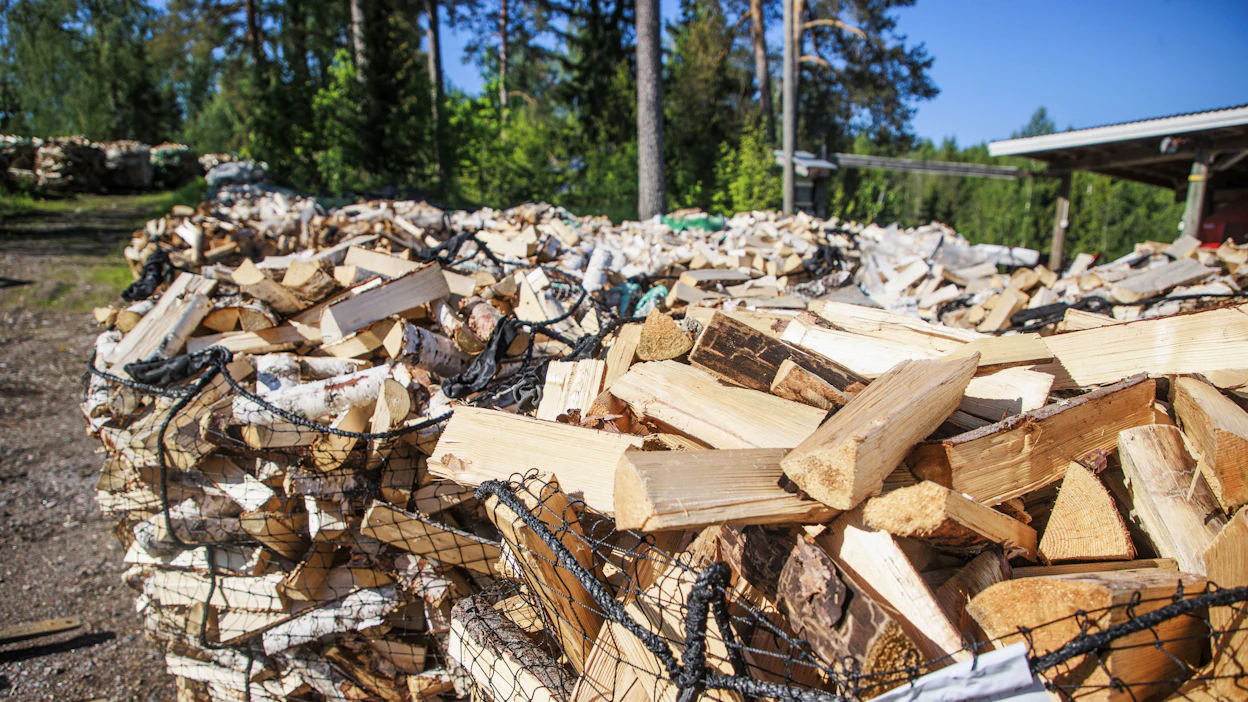 Kuluttajat vaatimukset polttopuun ulkonäölle kasvavat. Kentältä on tullut viestejä, että klapien mukana tulevat tikut ja kuorenkappaleet kiusaavat laatutietoisimpia ostajia.