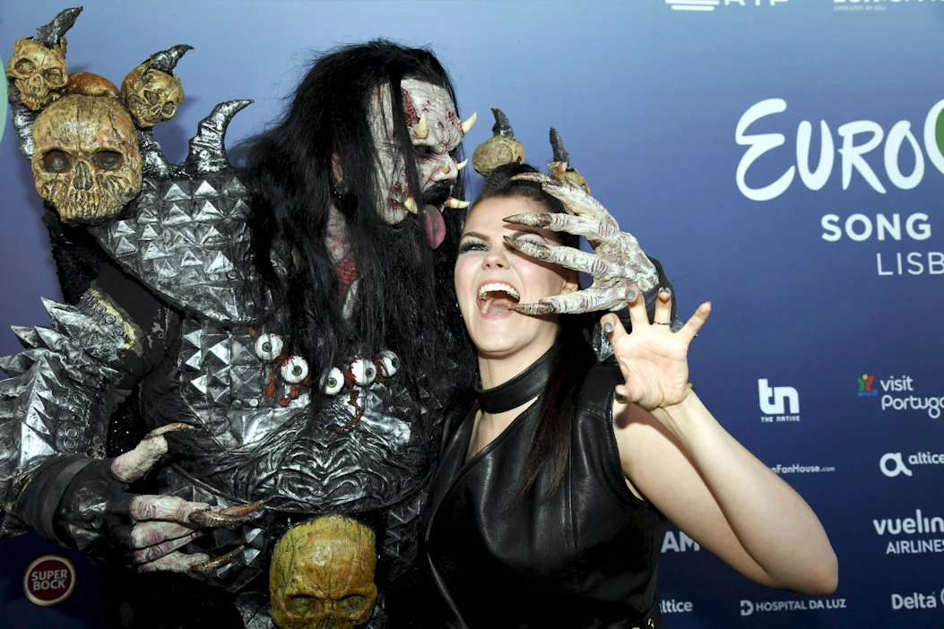 Lordi voitti euroviisut vuonna 2006. Kuvassa myös Suomen vuoden 2018 viisuedustaja Saara Aalto. LEHTIKUVA / MARKKU ULANDER.
