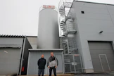 Nestlén Puljongin Juuan tehdas on alallaan Euroopan suurin toimija. Tehdas työllistää 50 henkeä. Mika Mikkola (vas.) ja Tomi Strand pitävät merkittävänä sitä, että kaikki tuotannossa syntyvä elintarvikejäte voidaan käsitellä biokaasulaitoksella paikan päällä.