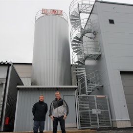 Nestlén Puljongin Juuan tehdas on alallaan Euroopan suurin toimija. Tehdas työllistää 50 henkeä. Mika Mikkola (vas.) ja Tomi Strand pitävät merkittävänä sitä, että kaikki tuotannossa syntyvä elintarvikejäte voidaan käsitellä biokaasulaitoksella paikan päällä.