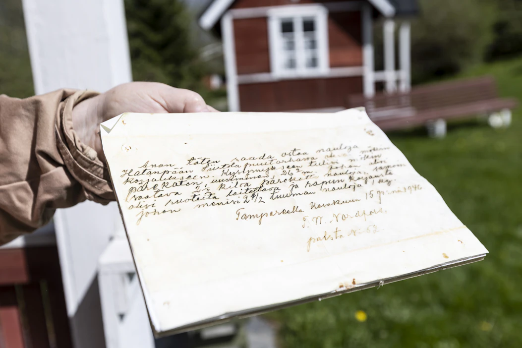 Säännöstelyn vuosina naulatkin jouduttiin anomaan viranomaisilta siirtolapuutarhan mökkeihin. Nyt riittää, kun laittaa rahaa pöytään.