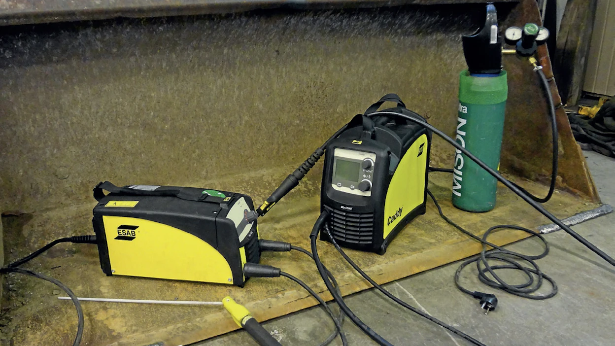 Kompaktit hitsausvirtalähteet ovat pienikokoisia ja yllättävän keveitä. Vasemmanpuoleinen Caddy Arc 151i -puikkoinvertteri on kaksikon kevein: vain 7,9 kg. MIG/MAG-invertteri Caddy Arc C200i painaa 12 kg, mikä ei sekään ole paljon. Sen sijaan migin vaatiman suojakaasun siirtely kysyy voimia sen mukaan, kuinka suuressa pullossa kaasun on hankkinut.