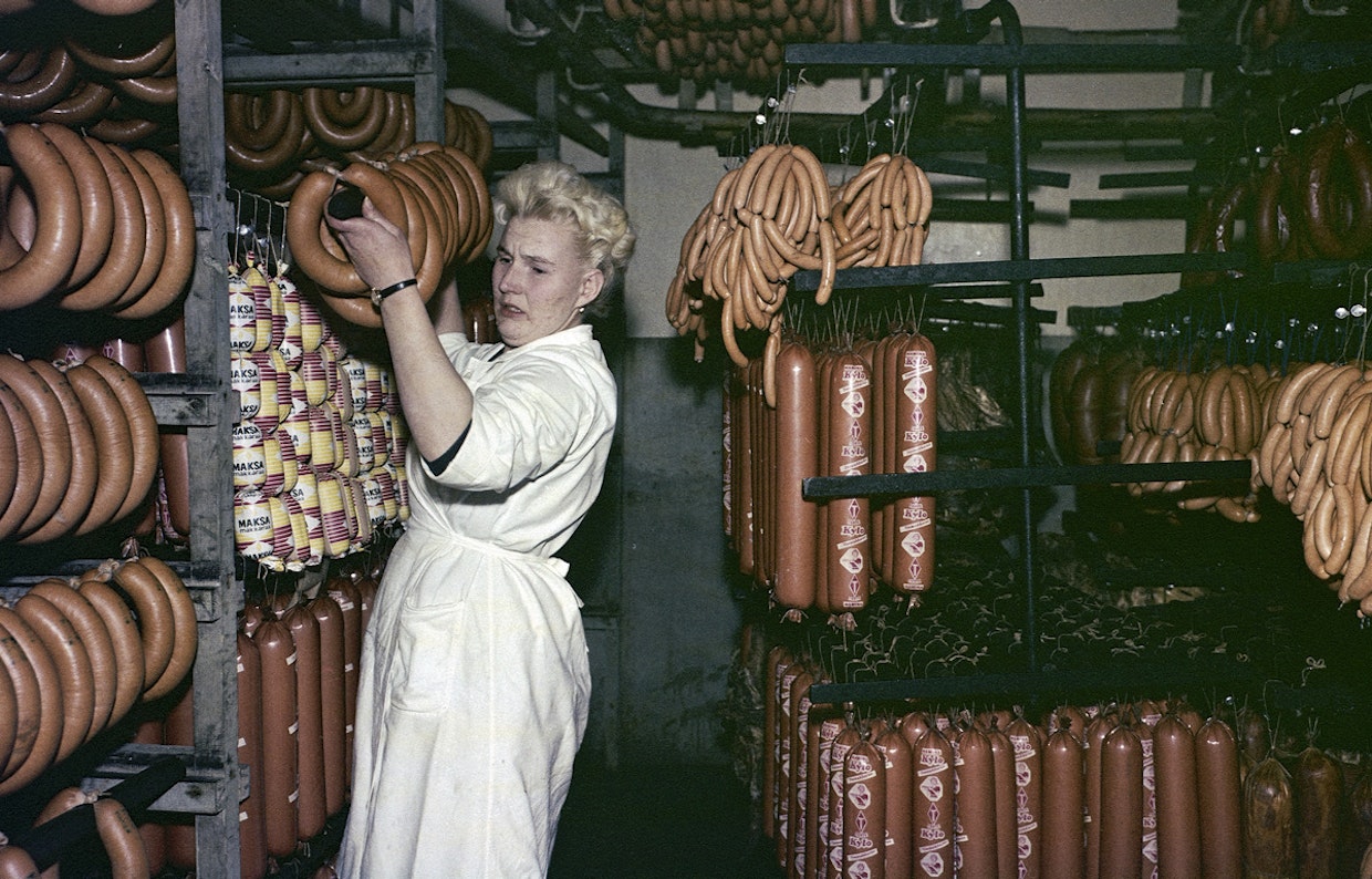 Makkaroiden teollinen valmistus alkoi vuonna 1937 Seinäjoella. Tämä kuva on Kymenlaakson Osuusteurastamolta Haminasta 1960-luvulta ja se on julkaistu Maaseudun Tulevaisuudessa.