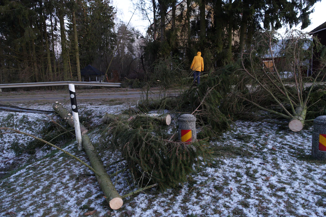 Eniten sähköttömiä on maan länsi- ja keskiosissa, joihin viikonloppuna riehunut myrsky osui koviten.