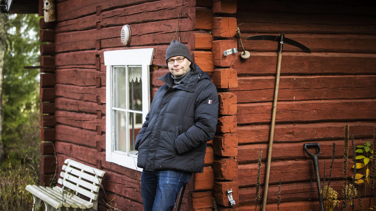 Roope Lipasti perheineen on asunut vanhassa rintamamiestalossa Turun lähellä Liedossa jo 20 vuotta. Taloa on laajennettu ja remontoitu hartaasti. "Vanha hevostila oli huonossa kunnossa, mutta sijainti oli ihana. Talon voi aina korjata, mutta paikkaa ja maisemaa ei voi vaihtaa", kirjailija sanoo.