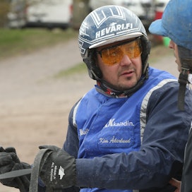 Kim Åkerlund on monipuolinen hevosalan ammattilainen. Voittoja ohjastajana on kertynyt reilut 200. Kuvassa hän juttelee valmentaja Danilo Grasson (oik.) kanssa.
