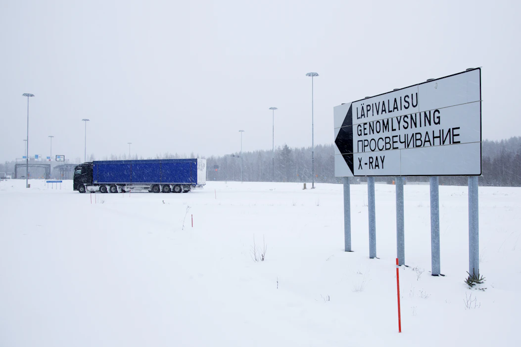 Vaalimaan, Nuijamaan ja Imatran rajanylityspaikoilla käännytettiin viime yönä 35 ajoneuvoa. Kuvituskuva Nuijamaan rajanylityspaikalta.