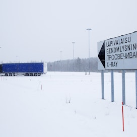 Vaalimaan, Nuijamaan ja Imatran rajanylityspaikoilla käännytettiin viime yönä 35 ajoneuvoa. Kuvituskuva Nuijamaan rajanylityspaikalta.