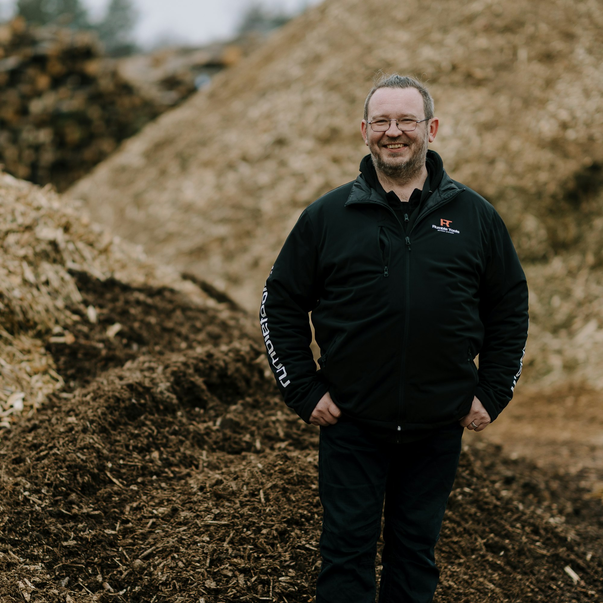 Robottikopterit helpottavat kirjanpitoa ja inventaarion tekemistä. Hake-, tukki- ja risukasojen tilavuus voidaan laskea vaikka kerran viikossa, kertoo Pauli Jäppinen Imatran Lämmön hakekentällä.