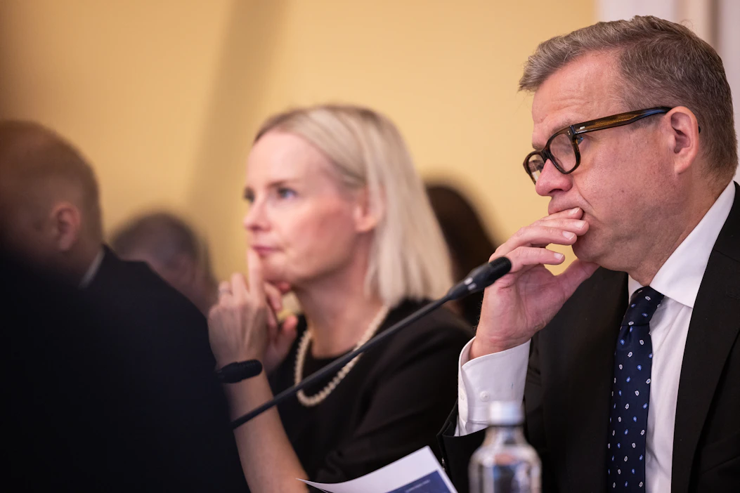 Hallitus sai vuoden 2026 budjettineuvottelunsa valmiiksi tiistaina illalla. Kuvassa valtiovarainministeri Riikka Purra ja pääministeri Petteri Orpo neuvottelujen aikana.