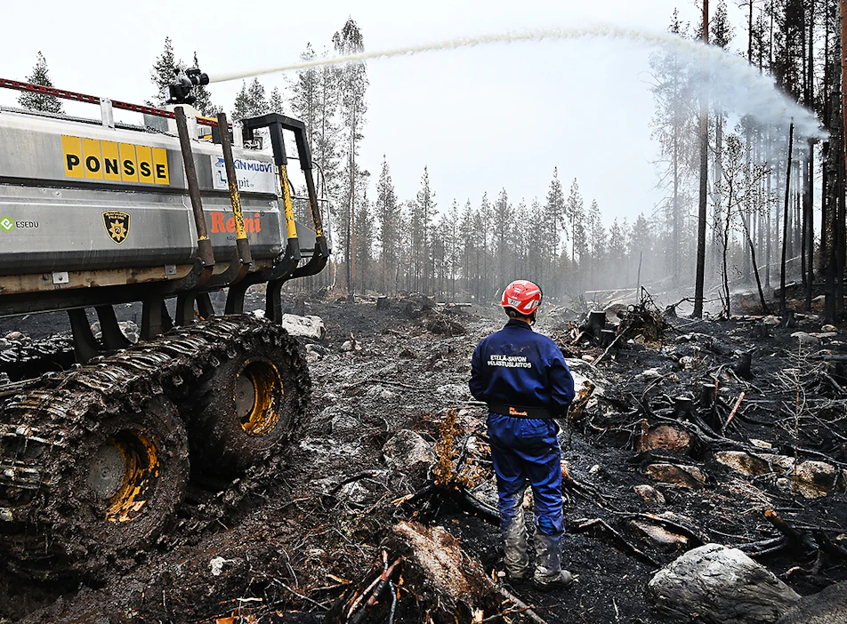 Kalajoella paloi viime kesänä 230 hehtaaria metsää. Sammutuksessa oli apuna muun muassa metsäkoneyhdistelmä.
