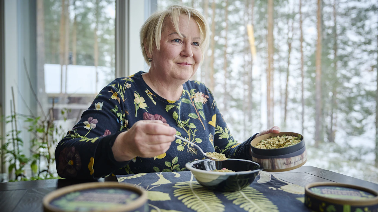 Mirja Nikkari kertoo olevansa huolissaan suomalaisten luontosuhteen rapautumisesta.