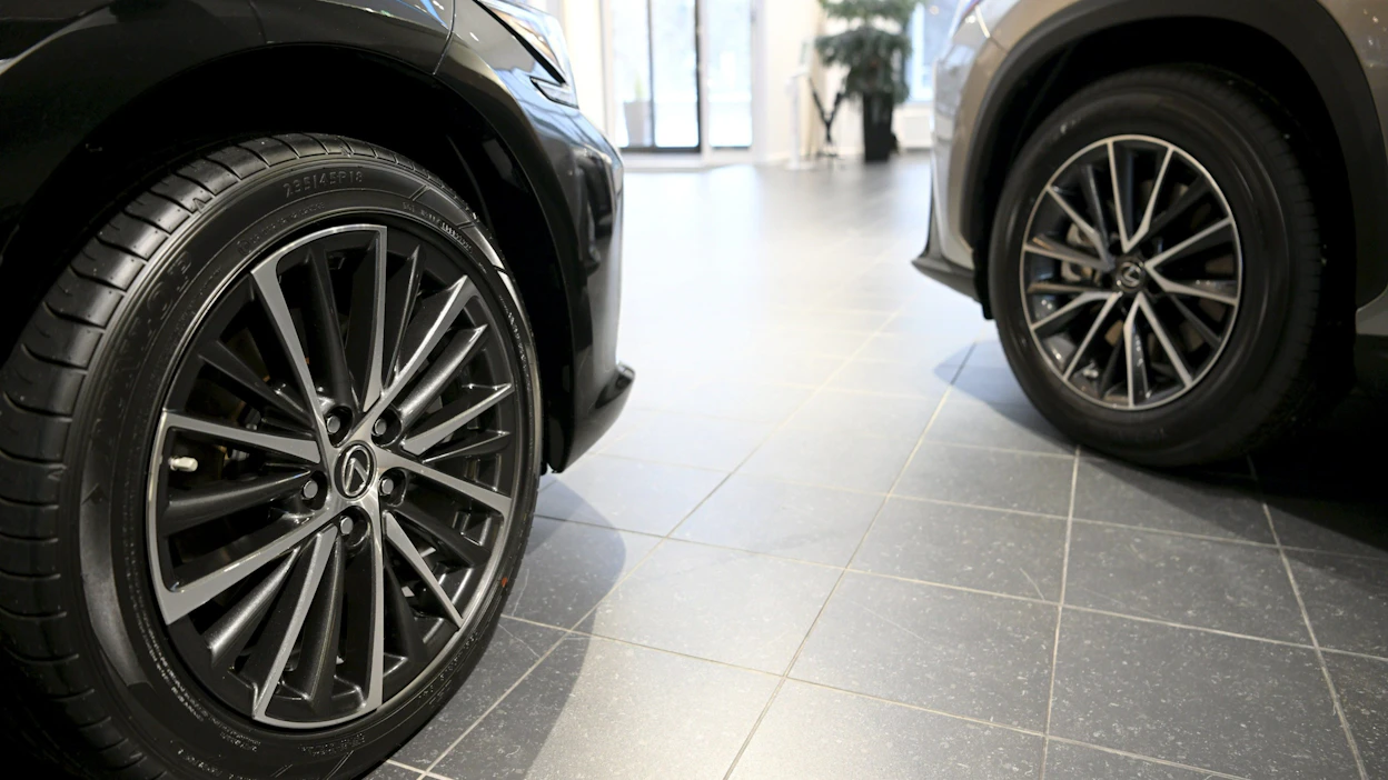 Ensirekisteröidyistä henkilöautoista yli kolmannes oli sähkökäyttöisiä. Niitä rekisteröitiin lähes 120 prosenttia enemmän kuin vuotta aiemmin. Kuvituskuva. LEHTIKUVA / Antti Aimo-Koivisto.