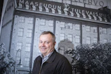 Markus Lahtinen muistuttaa, että vanhusten pakkaaminen tehostettuun palveluasumiseen ei ole hyvinvointialueelle halpaa. ”Tyypillinen kahdeksankymppinen, jos hän asuu syrjäkylillä, tuppaa tarvitsemaan jotain apua.”