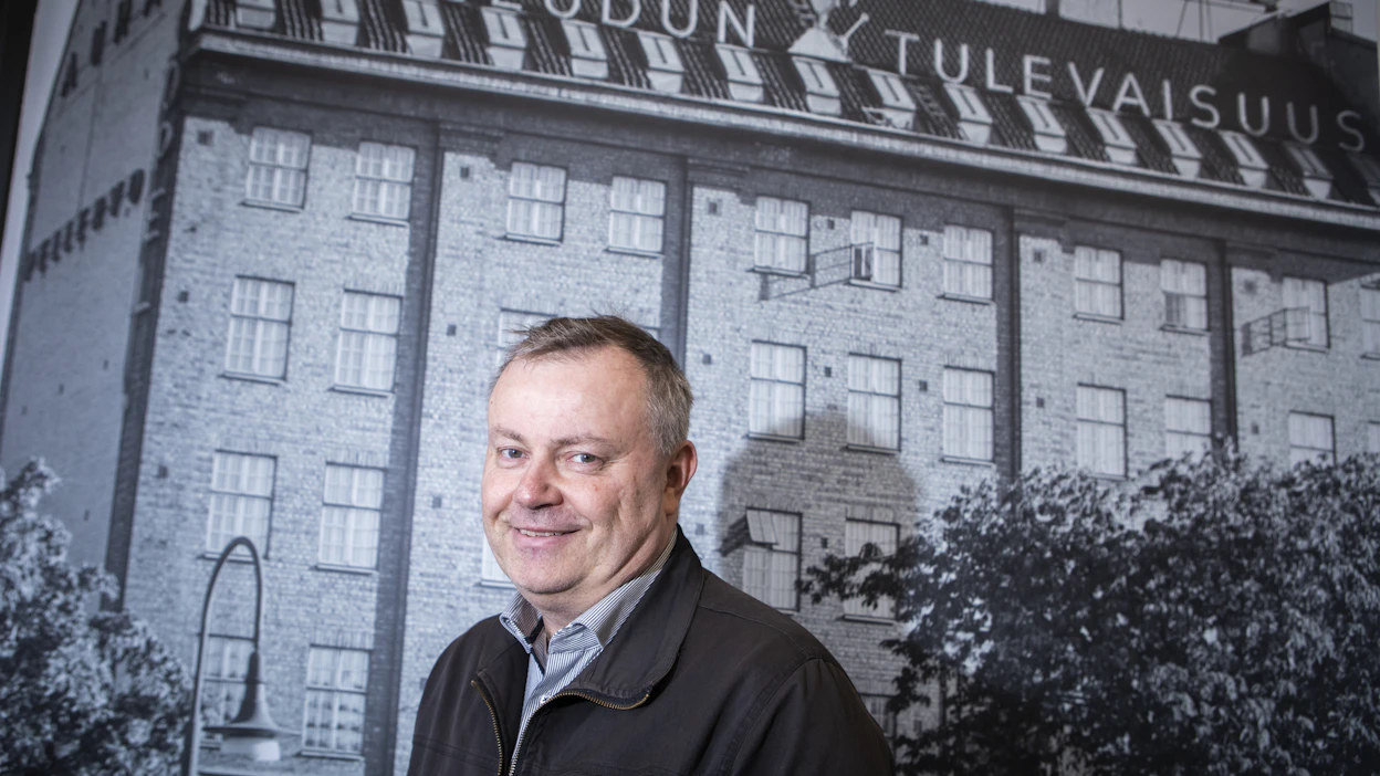 Markus Lahtinen muistuttaa, että vanhusten pakkaaminen tehostettuun palveluasumiseen ei ole hyvinvointialueelle halpaa. ”Tyypillinen kahdeksankymppinen, jos hän asuu syrjäkylillä, tuppaa tarvitsemaan jotain apua.”
