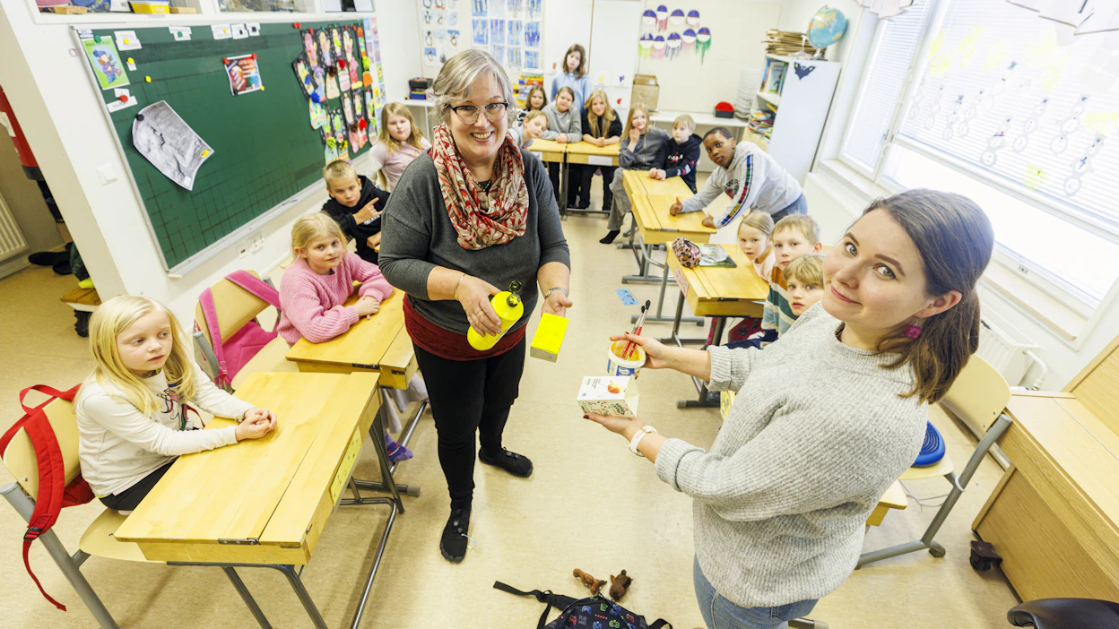 Martikkalan koulun luokanopettajat Päivi Janhonen (vas.) ja Emilia Auvinen ohjasivat luokassa pääsiäiskoristelua maaliskuussa.