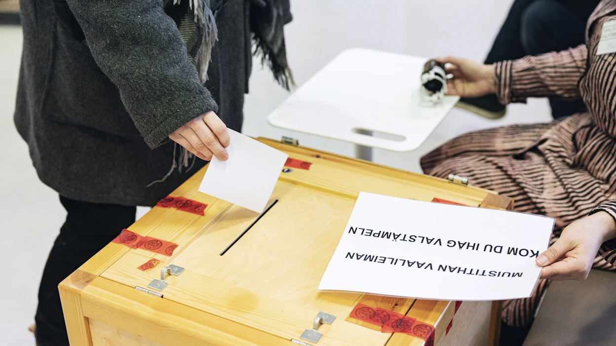 Vuoden 2027 eduskuntavaalit toteutetaan nykyisen vaalitietojärjestelmän avulla. Kuva äänestyspaikalta Helsingin Kallion kirjastossa vuodelta 2023. LEHTIKUVA / Roni Rekomaa.