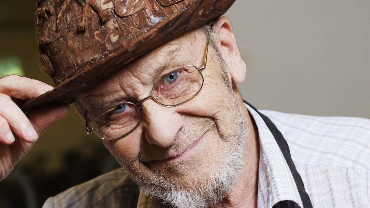Raimo Mutanen teki Suomi 100 -juhlavuoden kunniaksi kaarnasta itselleen hatun. Päässä se on ollut lähes päivittäin.