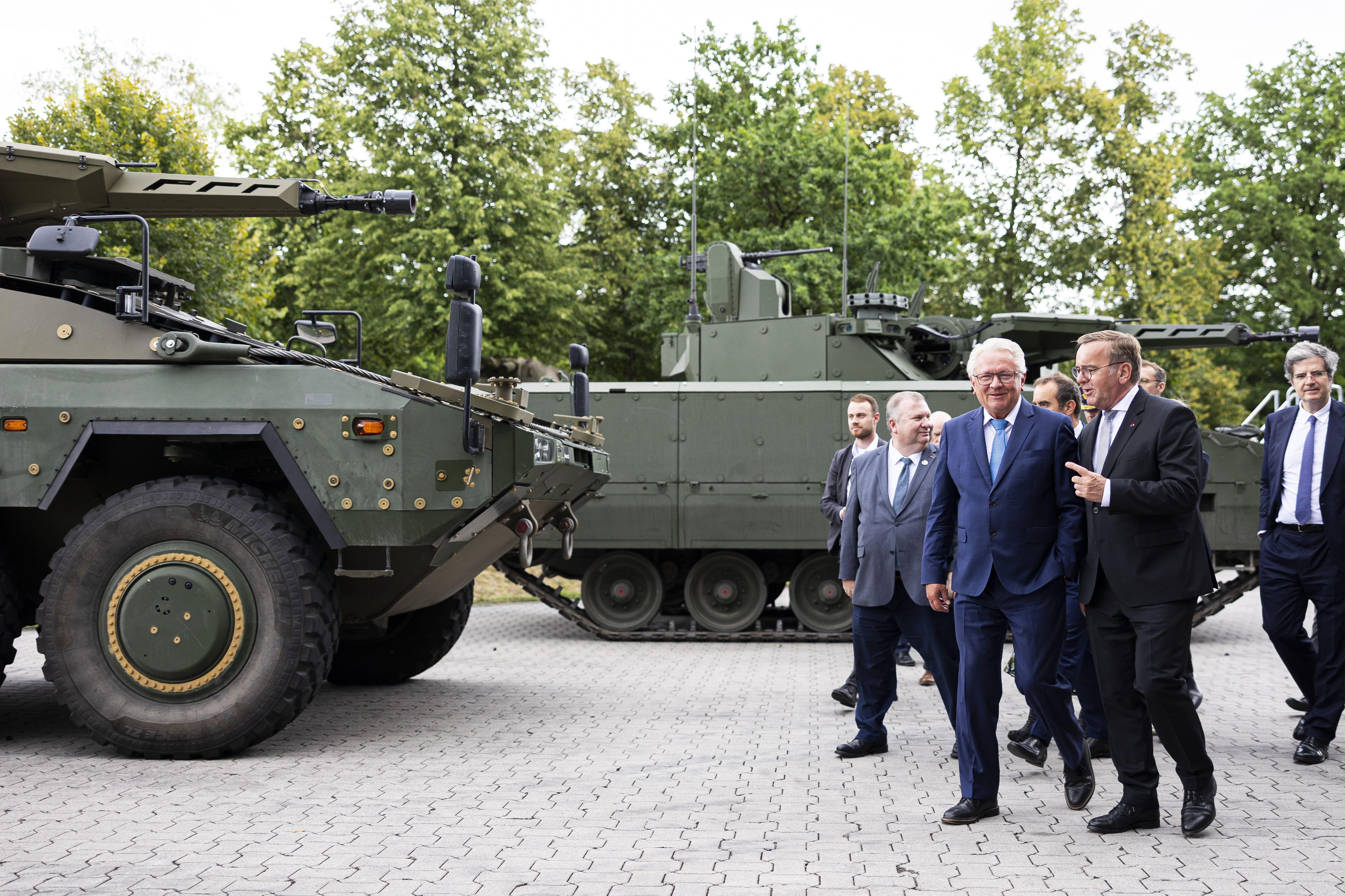 Saksan puolutusministeri Boris Pistoriuksen (edessä oikealla) mukaan saksalais-ranskalainen panssarivaunuhanke etenee.