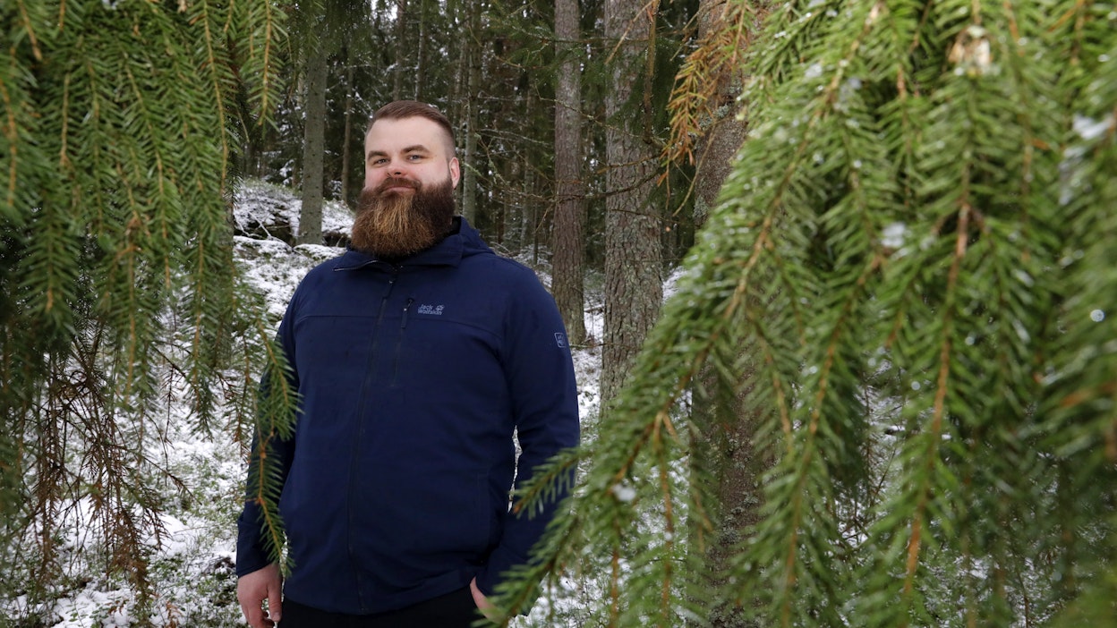 Kolmekymppinen Juha Saarivuori seuraa Simo Jaakkolaa Koneyrittäjien metsäalan päällikkönä.