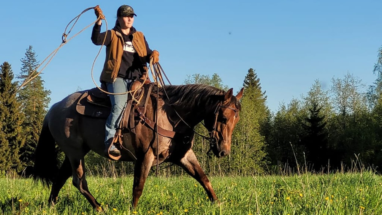 Lännenratsastuksessa opetellaan ja sovelletaan monia perinteisiä karjatilojen työskentelytapoja hevosen kanssa. Essi Hotakainen korostaa ihmisen ja hevosen yhteistyötä.