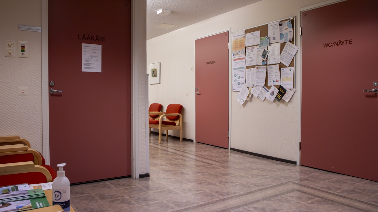 Terveysaseman tyhjä käytävä. Kuvituskuva.