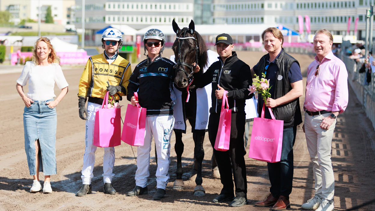 Fine Manners voitti viime vuonna Elitloppet-perjantaina hienon esityksen päätteeksi. Juha Vidgrénin lisäksi kuvassa mukana muun muassa myös Fine Mannersin hoitaja Aleksi Flink.