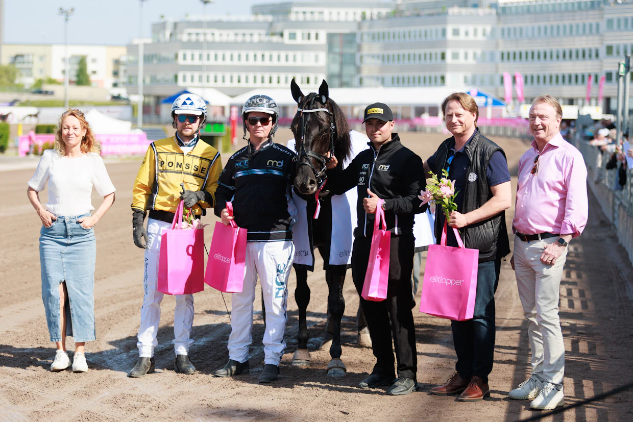 Magnus A Djusen ohjastama Fine Manners voitti viime vuoden Elitloppet-perjantaina hienon esityksen päätteeksi. Mukana voittoa juhlimassa Juha Vidgrén (toinen oik.) sekä hoitaja Aleksi Flink (kolmas oik.).